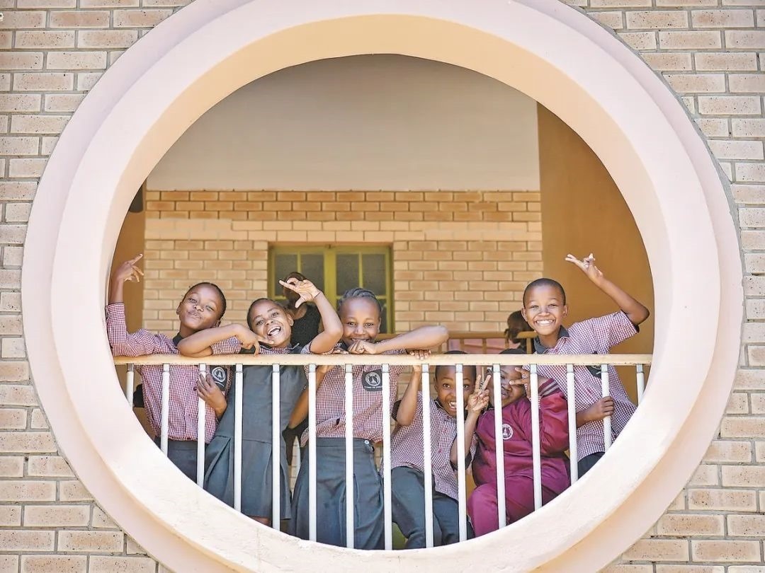 位于博茨瓦納南部的莫帕尼小學是中國援建的現(xiàn)代化學校，當?shù)貎和慕逃龡l件因此得到改善。圖為莫帕尼小學課間休息的學生們。新華社記者 韓旭 攝