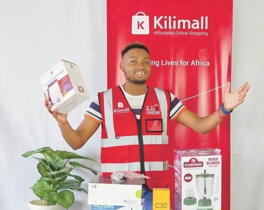 隨著“絲路電商”國際合作深入推進，共建“一帶一路”國家雙多邊數(shù)字貿(mào)易規(guī)則對接不斷強化。借助“絲路電商”合作機制，肯尼亞主播迪克森·恩甘加在當?shù)刂辈ж?。劉婉?攝（新華社發(fā)）