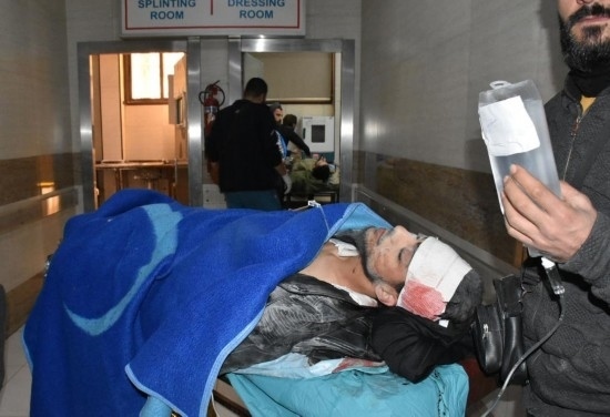 11月29日，在敘利亞阿勒頗，傷者被送往醫(yī)院接受治療。新華社發(fā)