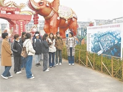 圖為南開大學(xué)“文旅融合創(chuàng)新與實(shí)踐”微專業(yè)學(xué)生正在調(diào)研。受訪者供圖