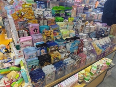 北京某文具店卡牌盲盒柜臺(tái)，未設(shè)相關(guān)提醒。人民網(wǎng)記者 黃鈺攝