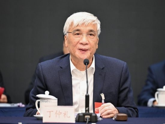 全國人大常委會副委員長、歐美同學會會長丁仲禮作工作報告