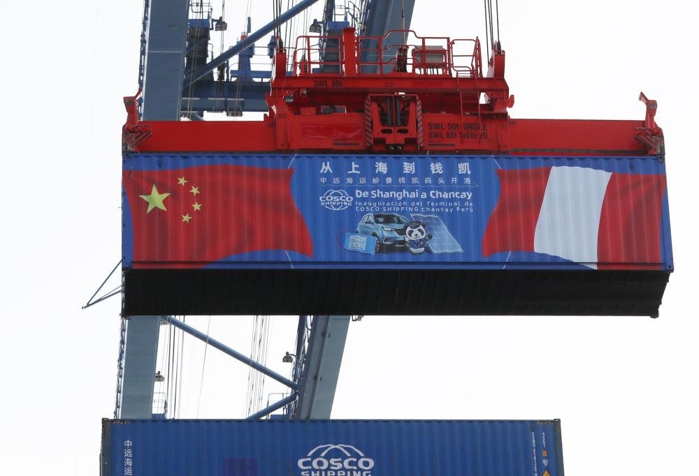 2024年11月14日，在秘魯首都利馬以北的錢凱港，岸邊智能化設(shè)備吊裝集裝箱。