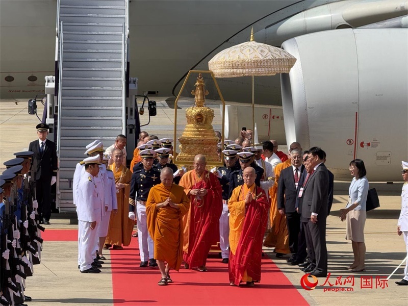 北京靈光寺佛牙舍利抵達(dá)泰國曼谷廊曼軍用機(jī)場(chǎng)。人民網(wǎng)記者章念生攝