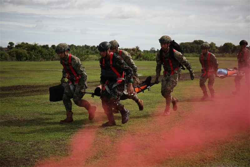 中印尼雙方空降兵隊(duì)員空降至指定地域后，迅速展開“傷病員”救治和轉(zhuǎn)移。段江山攝