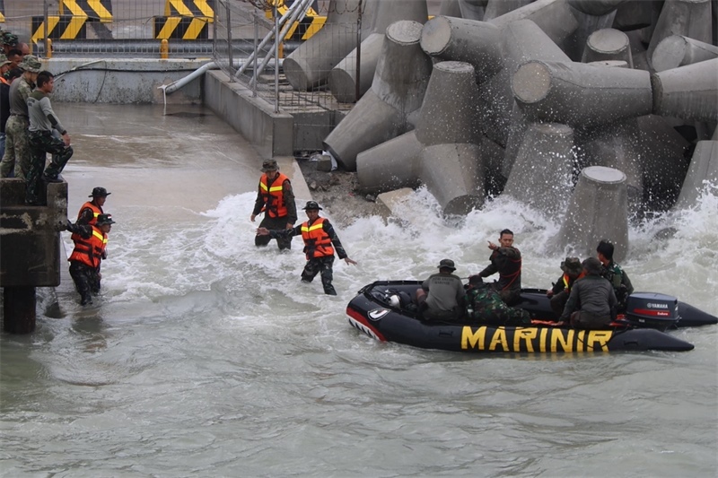 中印尼雙方海軍參演官兵協(xié)力將“落水人員”救上橡皮艇。周宇攝