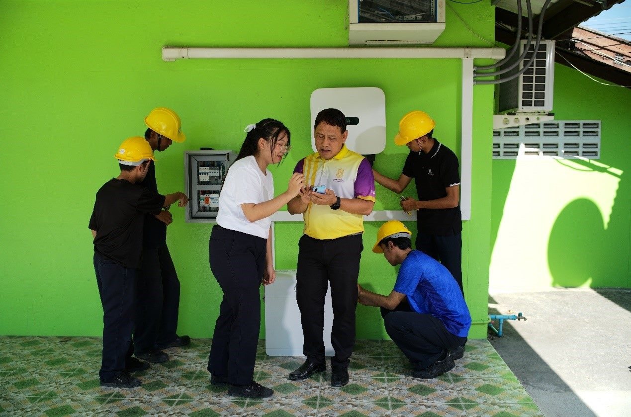 工作人員為當?shù)靥﹪蠋熤v解說明。主辦方供圖