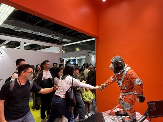本土原創(chuàng)公司JIN ARTS帶領(lǐng)仿生機(jī)器人亮相廣州設(shè)計(jì)周11號(hào)館。（受訪(fǎng)者供圖）