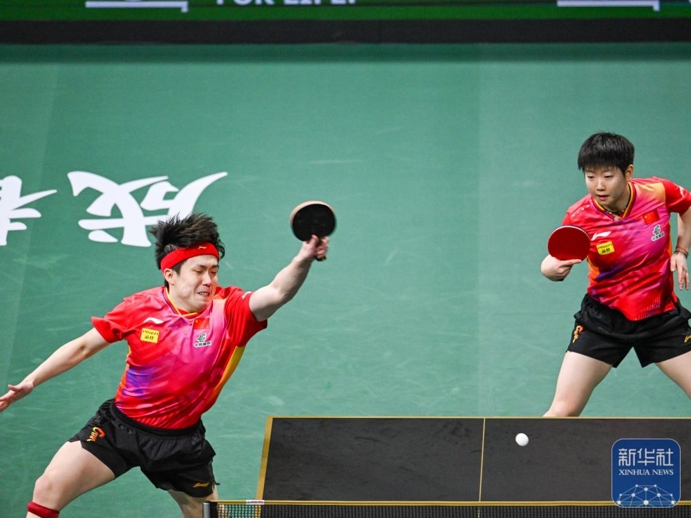 ↑中國隊組合王楚欽（左）/孫穎莎在混雙比賽中。新華社記者 王曦 攝