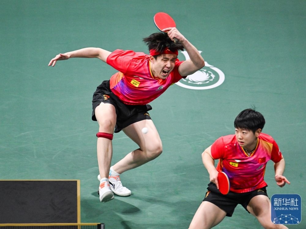 ↑中國隊組合王楚欽（左）/孫穎莎在混雙比賽中。新華社記者 王曦 攝
