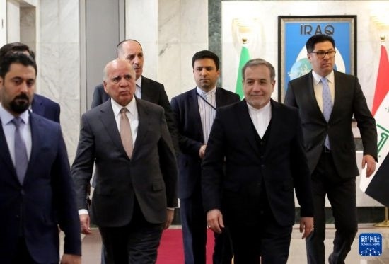 12月6日，伊拉克副總理兼外長侯賽因（中左）在巴格達會見伊朗外長阿拉格齊（中右）。新華社發(fā)（哈利勒·達伍德攝）