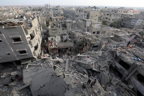 這是12月7日在加沙地帶中部努賽賴特難民營拍攝的遭以軍轟炸后的建筑廢墟。新華社發(fā)（里澤克·阿卜杜勒賈瓦德攝）