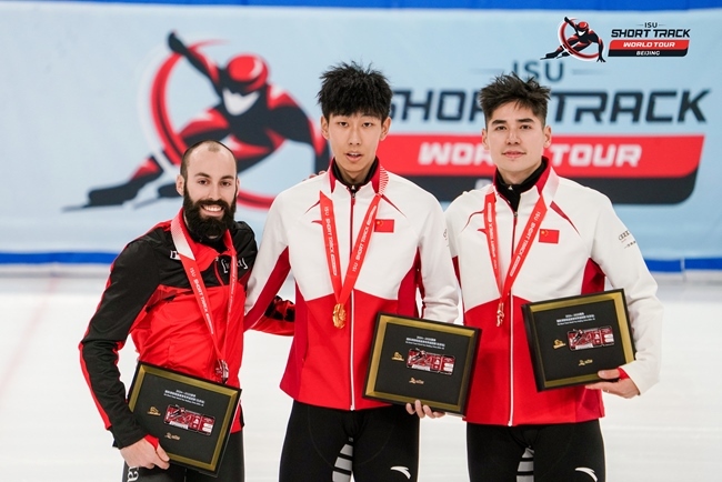 男子500米頒獎(jiǎng)儀式，中國選手孫龍(中)奪得冠軍，加拿大選手杜博伊斯(左)獲得亞軍，中國選手劉少昂獲得季軍。賽事組委會(huì)供圖