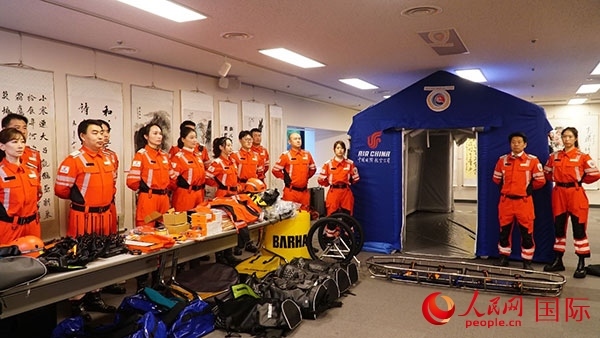 國航日韓支社捐贈的專業(yè)救援裝備。人民網(wǎng) 蔣曉辰攝