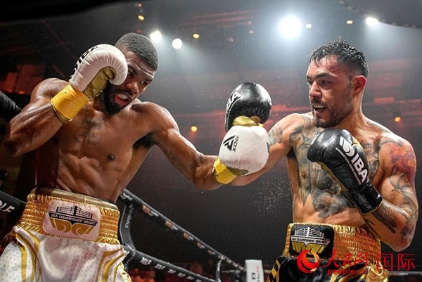 來自剛果民主共和國的帕特里克·穆卡拉（右）獲得了非洲80公斤級冠軍。人民網(wǎng) 塔里克·易卜拉欣攝