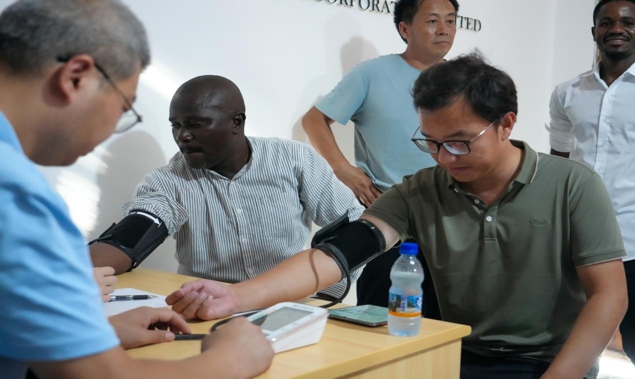 醫(yī)療隊(duì)專(zhuān)家診療現(xiàn)場(chǎng)。中國(guó)土木供圖