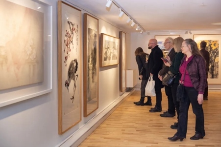 來賓參觀畫展。中國駐瑞典大使館供圖