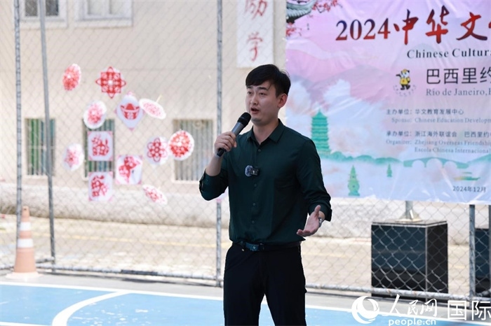 歌曲《故鄉(xiāng)的云》喚起了在外游子對(duì)故鄉(xiāng)的懷念。人民網(wǎng)記者 陳海琪攝