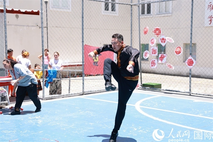 塔吉克舞蹈《夢(mèng)想》通過靈動(dòng)的舞姿展現(xiàn)了塔吉克族對(duì)美好生活的向往，仿佛帶領(lǐng)觀眾走進(jìn)了帕米爾高原。人民網(wǎng)記者 陳海琪攝