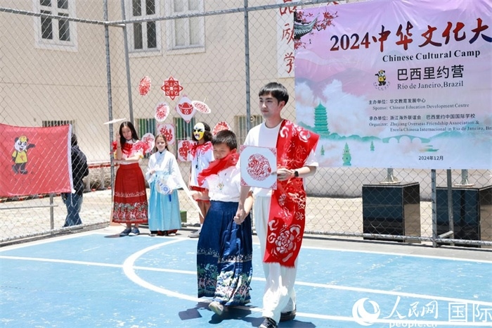 《SHOW美中華》通過國風(fēng)服飾走秀，將傳統(tǒng)文化與現(xiàn)代創(chuàng)意完美結(jié)合。人民網(wǎng)記者 陳海琪攝