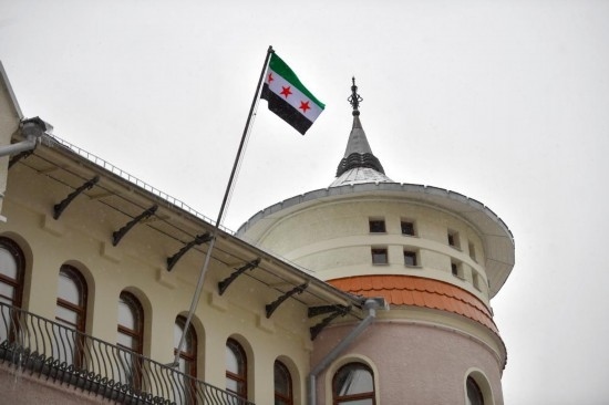 12月9日，在俄羅斯首都莫斯科，敘利亞駐俄羅斯使館升起代表敘利亞反對(duì)派的旗幟。新華社發(fā)（亞歷山大攝）