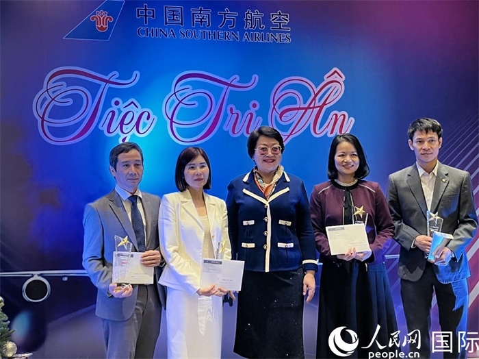 中越航司界代表在交流會(huì)上合影。人民網(wǎng)記者 楊曄攝