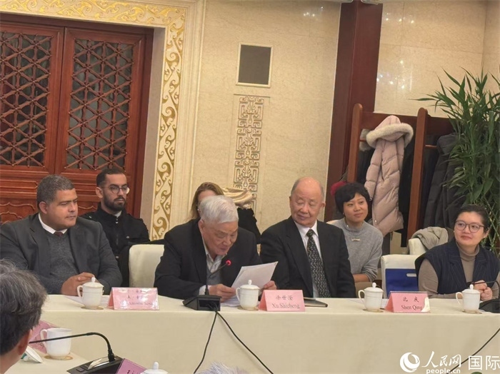 老一輩赴古留學生代表徐世澄在座談會上發(fā)言。人民網(wǎng)記者 趙健攝