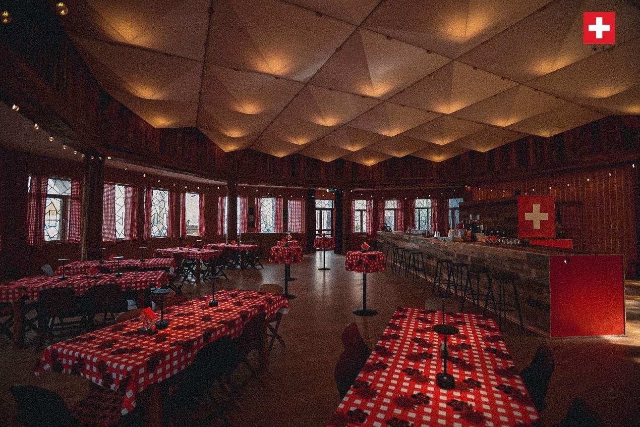 瑞士小木屋內(nèi)飾采用瑞士紅、森林棕與雪山白三種主色調(diào)，營造出自然與現(xiàn)代交融的氛圍。瑞士使館供圖