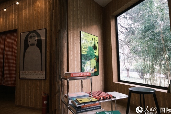 小木屋室內(nèi)一角體現(xiàn)出時(shí)尚簡約的瑞士元素。人民網(wǎng) 實(shí)習(xí)生黃睿攝