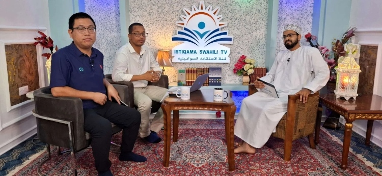 牛曉兵主任參與當?shù)仉娨暸_訪談。中國援桑醫(yī)療隊供圖