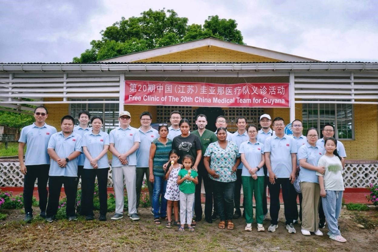 第20期中國（江蘇）援圭亞那醫(yī)療隊(duì)在圭偏遠(yuǎn)的林登高速社區(qū)開展義診后，與部分當(dāng)?shù)鼐用窈嫌啊?中國援圭醫(yī)療隊(duì)供圖