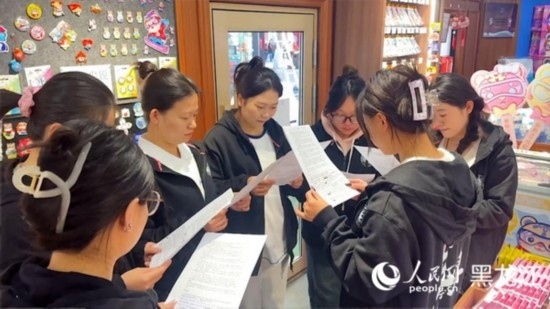 工會組織企業(yè)職工開展技能培訓活動。人民網(wǎng)記者 張哲鑫攝