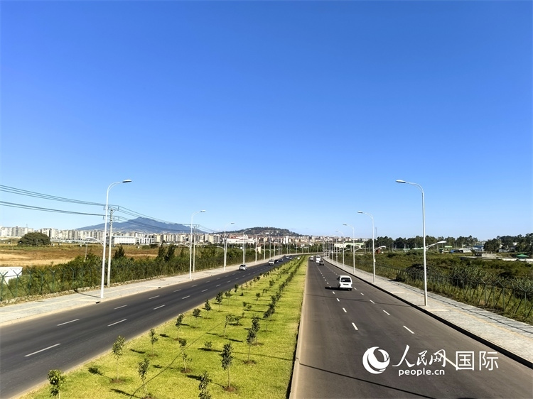 新近完工的埃塞俄比亞卡里提環(huán)線—布爾布拉—克林圖公路遠(yuǎn)景。張洪衛(wèi)攝