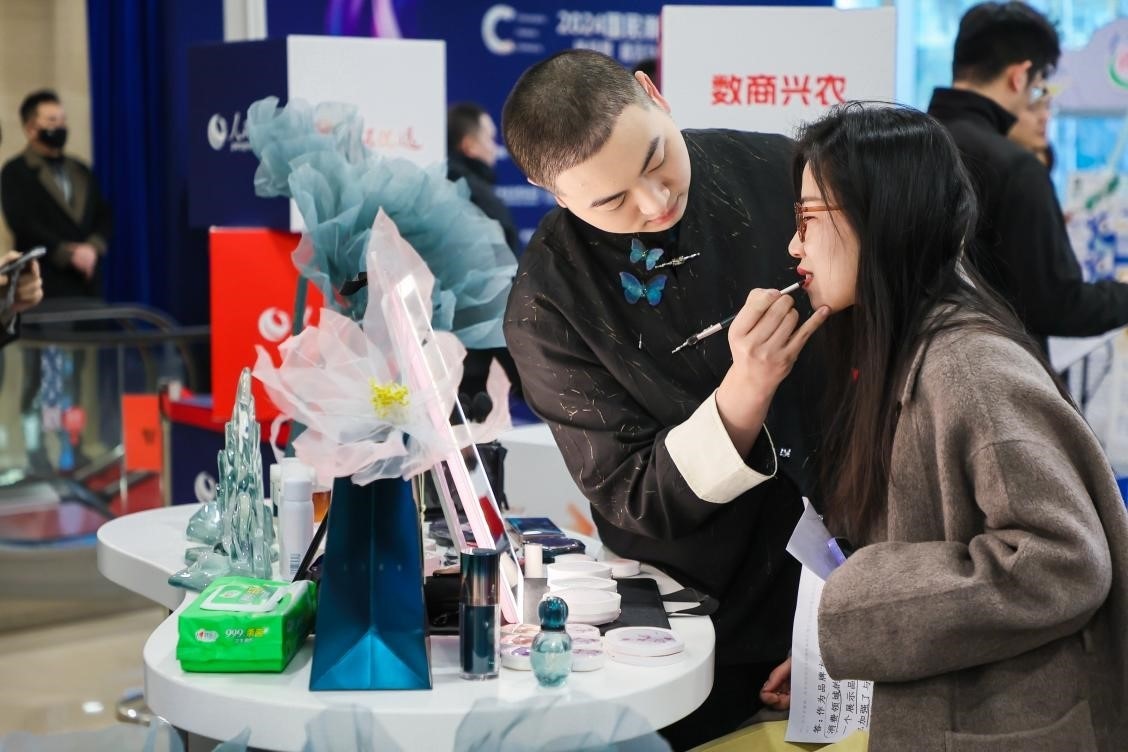 美妝展位化妝師為嘉賓一對一化妝。林文松攝