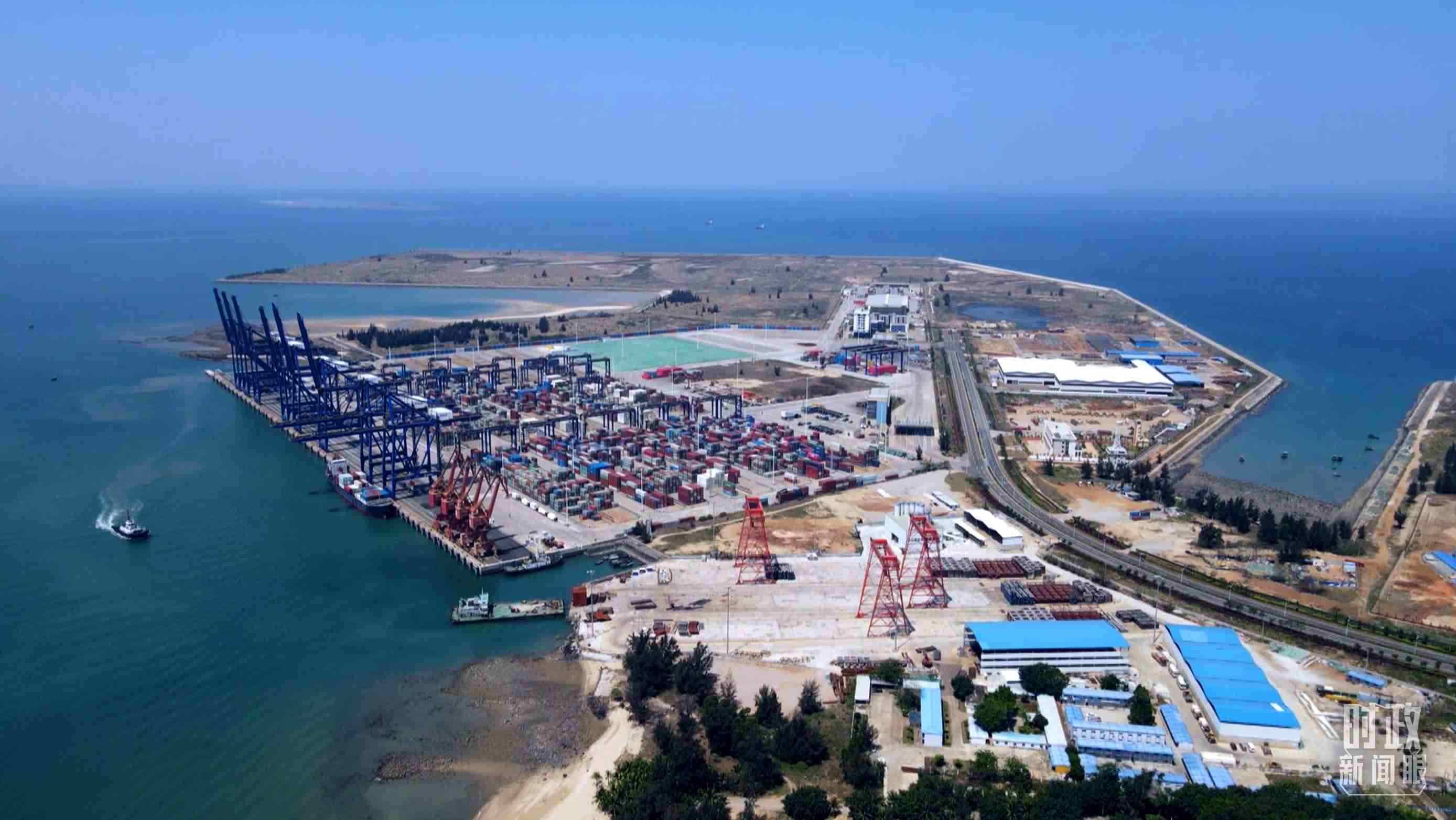 俯瞰海南洋浦港口。（總臺記者葉飛拍攝）