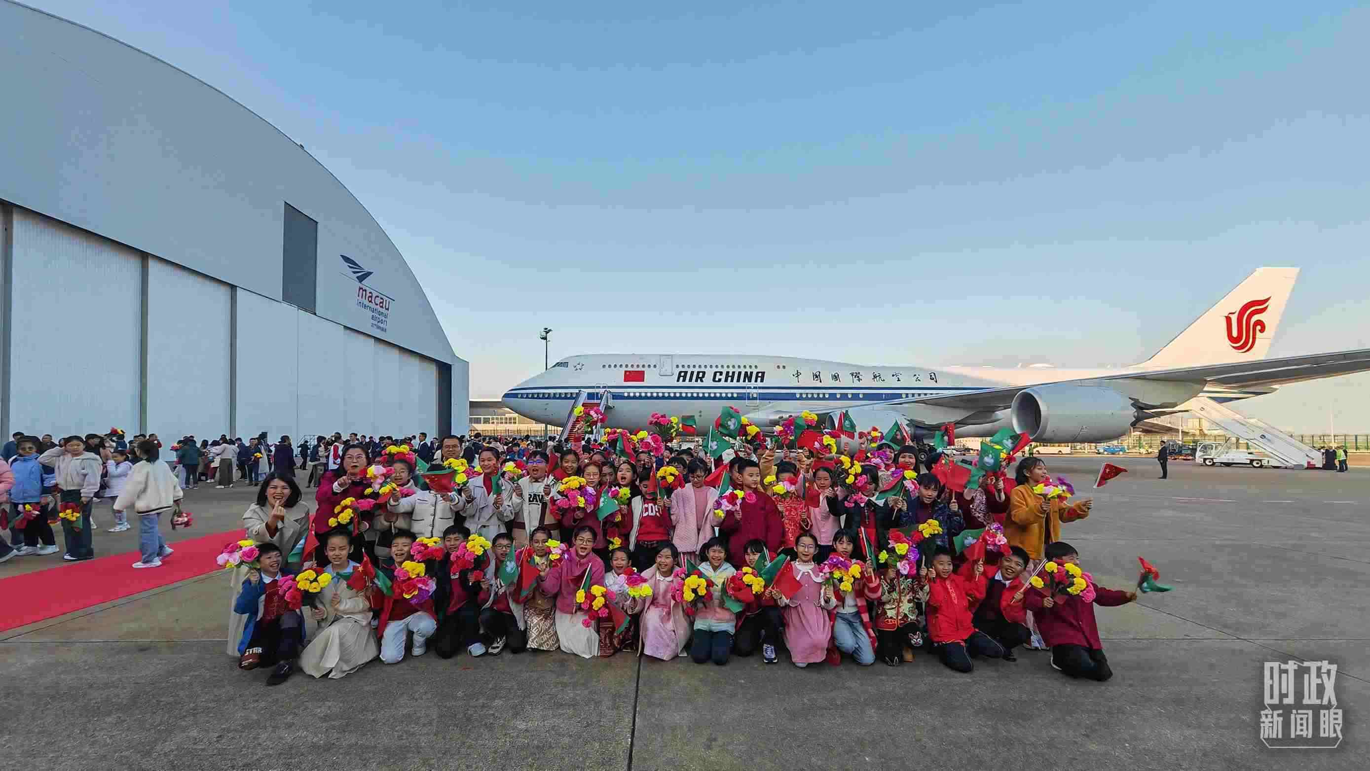 △歡迎儀式后，歡迎人群合影留念。（總臺(tái)央視記者劉琦拍攝）
