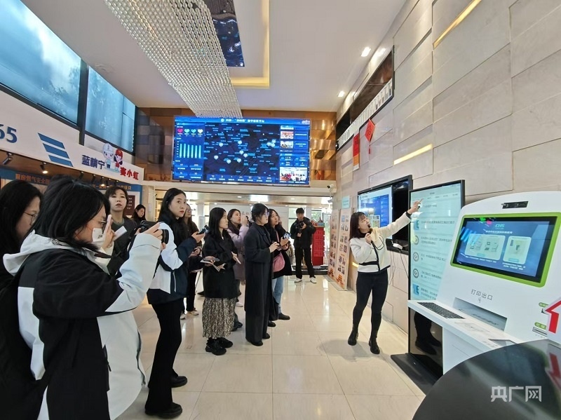 劉燕介紹“及時雨”數(shù)字社區(qū)平臺(央廣網(wǎng)記者 王錫斐 攝)