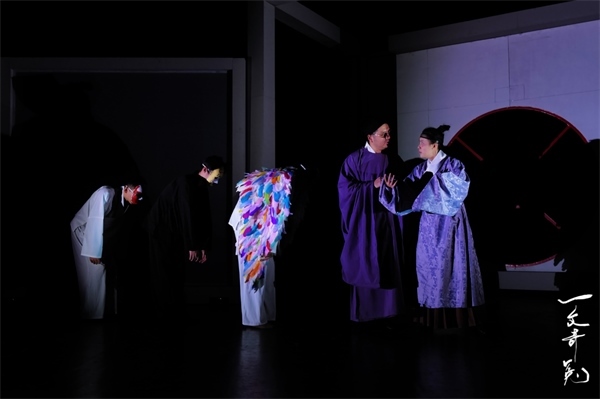 《一文奇冤》劇照。中國(guó)國(guó)家話劇院供圖