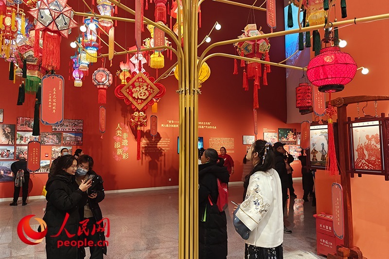 12月21日，觀眾正在參觀“過年——春節(jié)主題展”。人民網(wǎng)記者 韋衍行攝