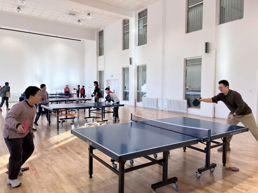 老師和學(xué)生在課間打乒乓球。人民網(wǎng) 白炅攝