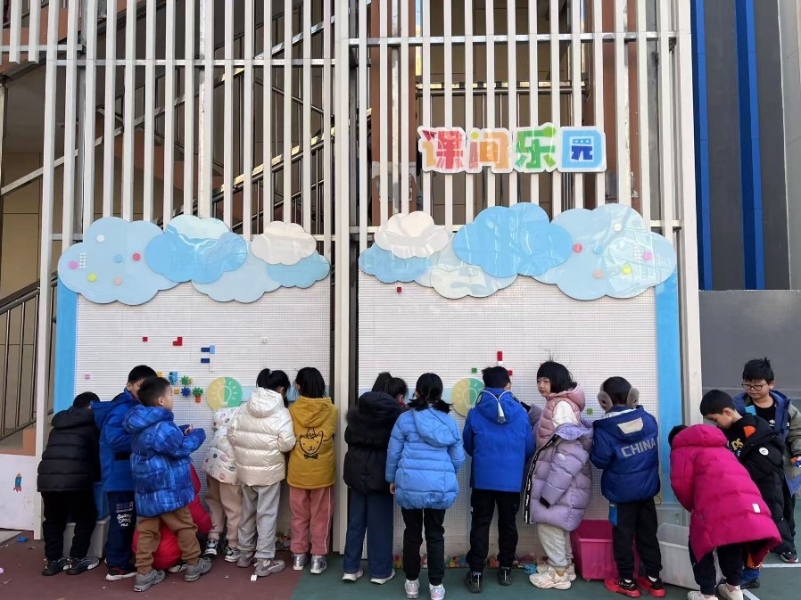 學(xué)生們?cè)谡n間樂(lè)園玩拼圖。人民網(wǎng) 白炅攝