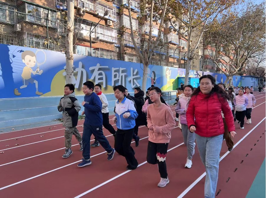 學(xué)生們?cè)诎嘀魅闻阃屡懿?。人民網(wǎng) 白炅攝