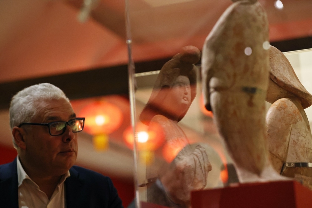 2024年11月18日，在位于法國巴黎的吉美國立亞洲藝術(shù)博物館，一名觀眾參觀“中國·唐——一個多元開放的朝代（7至10世紀(jì)）”展覽。新華社記者 高靜 攝