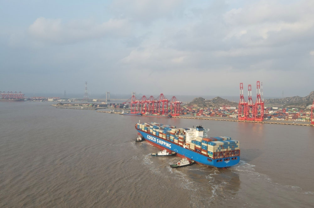 “新上?！陛喌诌_(dá)洋山港，這是自秘魯錢凱港開港后首個“錢凱—上?！闭胶酱危?024年12月18日攝，無人機(jī)照片）。新華社記者 方喆 攝