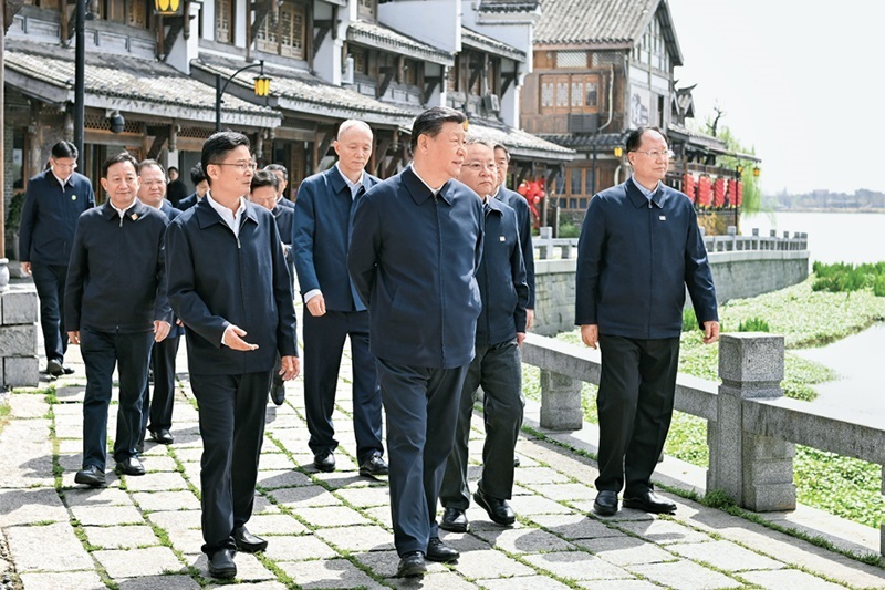 2024年3月18日至21日，中共中央總書記、國家主席、中央軍委主席習(xí)近平在湖南考察。這是19日上午，習(xí)近平在常德河街考察。 新華社記者 謝環(huán)馳/攝