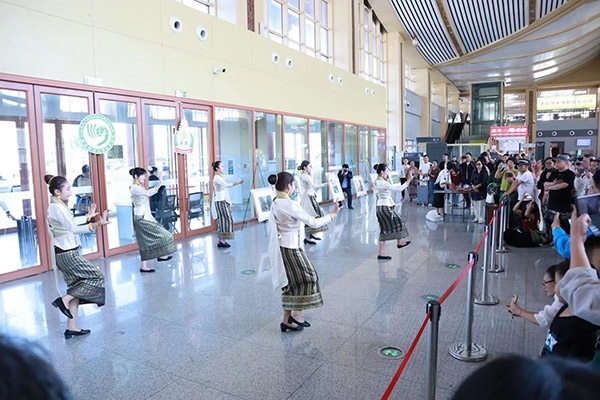 演員在中老鐵路瑯勃拉邦車站表演節(jié)目。蓬屏攝