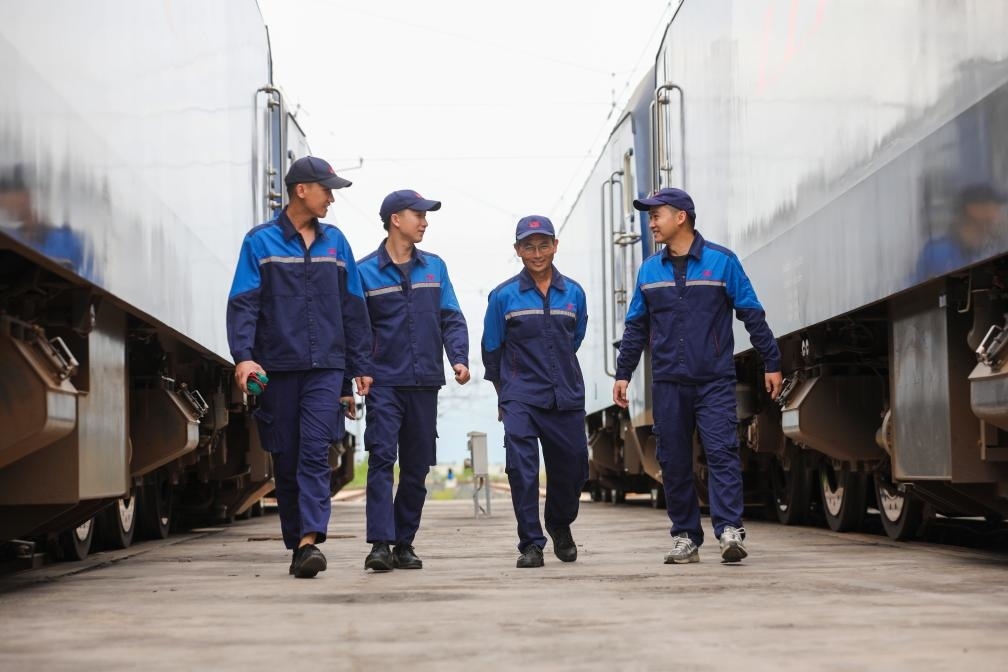 2024年9月9日，來自中國、老撾的師徒4人在中老鐵路萬象運營管理中心的機(jī)車檢修庫內(nèi)。新華社發(fā)（楊永全攝）