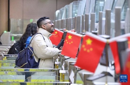 1月2日，國外旅客通過大興機場邊檢站入境。新華社記者 李欣 攝