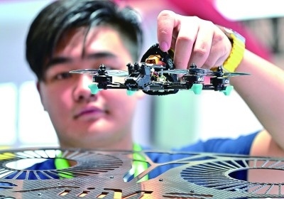 在首屆晉江科技成果轉(zhuǎn)化對接洽談會智能裝備展位，工作人員在展示無人機研究成果。新華社發(fā)