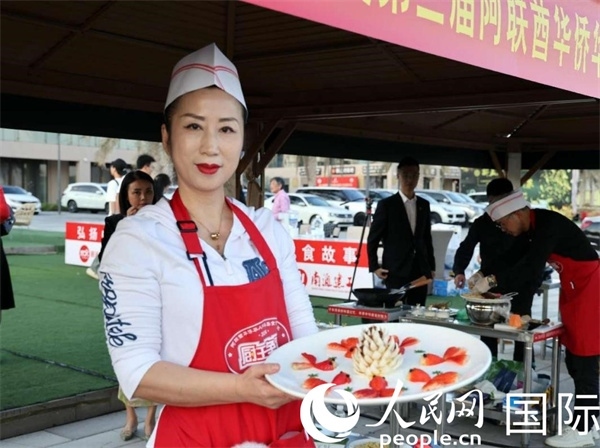 一名參賽選手展示冷盤“荷塘月色”。人民網(wǎng)記者 管克江攝